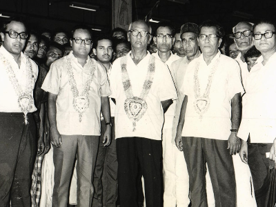 ডব্লিউ রহমান জুট মিলসে অন্যদের সঙ্গে খান বাহাদুর মজিবুর রহমান
